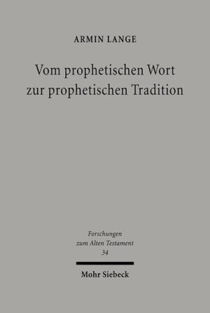 Wie konnte sich aus den innerprophetischen Konflikten der vorexilischen Zeit in nachexilischer Zeit eine Ablehnung aller gegenwärtigen und zukünftigen Prophetie zugunsten der Auslegung autoritativer Texte entwickeln? Oder, anders gesagt, was gab den Anlaß für die theologiegeschichtliche Bewegung vom prophetischen Wort zu seiner Auslegung? Armin Lange untersucht für diese Frage wichtige Bibelstellen aus den prophetischen Texten Amos, Micha, Jesaja, Zephanja, Jeremia, Ezechiel und Sacharja sowie aus den Klageliedern. Während aktuelle Prophetie und Tradentenprophetie in vorexilischer Zeit in einem In- und Miteinander existierten, wurde in nachexilischer Zeit die aktuelle Prophetie von der Tradentenprophetie in eine Randexistenz gedrängt. Armin Lange sieht den Grund für diesen Verdrängungsprozeß in den Erfahrungen der spätvorexilischen und frühnachexilischen Zeit. Die Beständigkeit der zionstheologischen Heilsverkündigung trug in den Augen deuteronomistisch geprägter Kreise (so etwa der deuteronomistischen Jeremiaredaktion) eine entscheidende Mitverantwortung für die Katastrophe von 587 v. Chr. Deshalb wurde die aktuelle Prophetie während des Neubaus des Jerusalemer Tempels 520-515 v. Chr. im ganzen in Frage gestellt und die prophetische Prophetenauslegung trat an ihre Stelle.