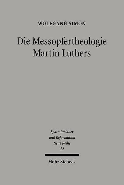 Im Phänomen des Meßopfers liegt der Nerv eines Zeitalters offen, da es sich dabei um ein religiöses Ritual von großer Bedeutung für das Selbstverständnis und das Denken der spätmittelalterlichen Gesellschaft handelt. Deshalb lassen sich an seinem Beispiel Bruch und Kontinuität Martin Luthers mit dem Spätmittelalter beispielhaft illustrieren. Wolfgang Simon beleuchtet den theologischen und religionsgeschichtlichen Hintergrund des Meßopfers und zeigt, wie Luther sein eigenes Konzept von Sakrament und Opfer entwickelt hat. Warum nannte Luther das, was man allgemein als Opfer bezeichnet, "schlimmste Abgötterei"? Welche Auswirkungen hatte seine Meßtheologie auf das alltägliche Leben? Wie nahmen die Pfarrer und Prediger in den Städten seine Ideen auf und wie paßten sie diese ihren Bedürfnissen an? Warum kritisierte Luther Karlstadts Reformen in Wittenberg? Inwieweit war die Reformation ein von Luther angestoßenes Ereignis? Wolfgang Simon geht diesen Fragen nach und sucht dabei eine strikt historisch-diachrone mit einer systematisch-synchronen Methode zu verbinden. Er leistet einen Beitrag zur Mentalitätsgeschichte von Spätmittelalter und Früher Neuzeit, zu einer Soziologie der Reformation, zur Diskussion um das Phänomen Reformation (insbesondere Luthers Verhältnis zur Reformation), zur systematischen Liturgiewissenschaft und zum Ökumenischen Dialog. Die selbständig lesbare Analyse von zentralen Einzelschriften der Theologie Martin Luthers, die Zusammenfassungen am Ende jedes Paragraphen und die Abschlußthesen sind geeignet, in grundlegende Zusammenhänge von Luthers Theologie einzuführen. Der Band wurde mit dem Staedtler Promotionspreis der Universität Erlangen 2001 und dem Martin-Luther-Preis für den akademischen Nachwuchs 2002 ausgezeichnet.