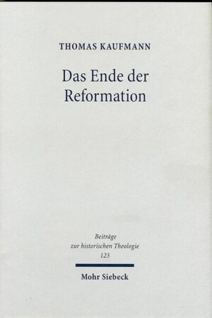 T Thomas Kaufmann untersucht die Publikationen der sogenannten "Herrgotts Kanzlei", die in der Zeit der Interimskrise in Magdeburg über 400 Drucke produzierte und so den einzigen wirksamen Widerstand gegen die Religionspolitik Karls V. artikulierte. Sie hat deshalb für die Deutung der lutherischen Reformation und deren interner Pluralisierung eine historische Schlüsselrolle inne. Ausgehend von einer Rekonstruktion des protestantischen 'Erinnerungsortes' "Herrgotts Kanzlei", der insbesondere durch Wilhelm Raabes gleichnamigen Roman große Popularität erlangte, werden die infrastrukturellen Voraussetzungen, vor allem die Drucker, vorgestellt, das Material kategorisiert und in literarischer, publikationsstrategischer und theologischer Perspektive quantitativ und qualitativ analysiert. Der Autor stellt die Voraussetzungen des Projektes der antiinterimistischen Publizistik in der Magdeburger Reformationsgeschichte und die Haltung des Rates dar und beschreibt ihre rechtshistorischen Bedingungen. Die Basis der Studie bildet eine im Anhang publizierte Bibliographie, die erstmals das gesamte Druckschaffen der Magdeburger Offizinen in der Zeit der Interimskrise zuverlässig dokumentiert. Die gesamte Tätigkeit der Magdeburger Publizisten steht unter dem Vorzeichen einer dramatisch zugespitzten apokalyptischen Naherwartung. Von hier aus fällt ein neues Licht auf den Vorgang der Reformation als ganzen.