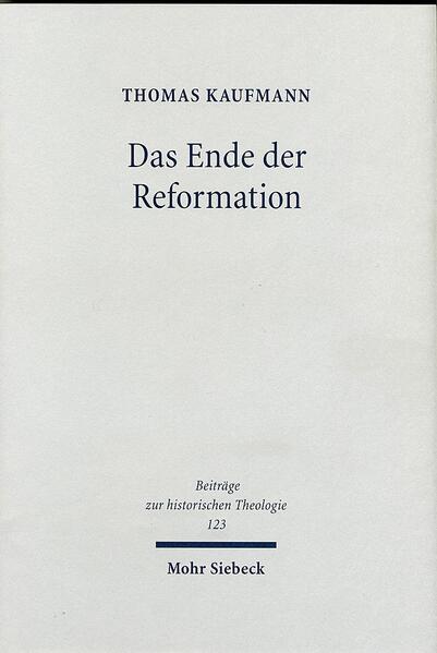 T Thomas Kaufmann untersucht die Publikationen der sogenannten "Herrgotts Kanzlei", die in der Zeit der Interimskrise in Magdeburg über 400 Drucke produzierte und so den einzigen wirksamen Widerstand gegen die Religionspolitik Karls V. artikulierte. Sie hat deshalb für die Deutung der lutherischen Reformation und deren interner Pluralisierung eine historische Schlüsselrolle inne. Ausgehend von einer Rekonstruktion des protestantischen 'Erinnerungsortes' "Herrgotts Kanzlei", der insbesondere durch Wilhelm Raabes gleichnamigen Roman große Popularität erlangte, werden die infrastrukturellen Voraussetzungen, vor allem die Drucker, vorgestellt, das Material kategorisiert und in literarischer, publikationsstrategischer und theologischer Perspektive quantitativ und qualitativ analysiert. Der Autor stellt die Voraussetzungen des Projektes der antiinterimistischen Publizistik in der Magdeburger Reformationsgeschichte und die Haltung des Rates dar und beschreibt ihre rechtshistorischen Bedingungen. Die Basis der Studie bildet eine im Anhang publizierte Bibliographie, die erstmals das gesamte Druckschaffen der Magdeburger Offizinen in der Zeit der Interimskrise zuverlässig dokumentiert. Die gesamte Tätigkeit der Magdeburger Publizisten steht unter dem Vorzeichen einer dramatisch zugespitzten apokalyptischen Naherwartung. Von hier aus fällt ein neues Licht auf den Vorgang der Reformation als ganzen.