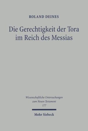 Der vorliegende Band widmet sich einer umstrittenen Frage der Theologie des ersten Evangeliums. Ausgangspunkt ist der zentrale Text Mt 5,17-20, der nicht ohne die dazugehörenden Verse 13-16 verstanden werden kann. In ihm stellt der Evangelist programmatisch sein Verständnis der Tora in der Zeit der Erfüllung dar, die mit dem Wirken Jesu begonnen hat. Als Sohn Davids ist Jesus derjenige, der die biblischen Erwartungen und Hoffnungen auf eine eschatologische Gerechtigkeit "erfüllt". Wenn aber der Messias den Weg der Gerechtigkeit eröffnet hat, dann ist die Frage zu klären, welche Funktion der Tora in dieser heilsgeschichtlich neuen Epoche zukommt. Matthäus stellt sich dieser Aufgabe, indem er das Verhältnis von Gerechtigkeit, Tora und Messias aufgrund seiner biblisch-theologischen Reflexion des Christusereignisses neu bestimmt, wobei dem Messias als Sohn Davids die entscheidende Funktion zur Heraufführung der Gerechtigkeit zugeschrieben wird. Die Tora wird in die "Gebote Jesu" transformiert und behält ihre Relevanz für die christliche Gemeinde einzig in dieser Gestalt und aufgrund seiner Autorität. Das Ziel der neuen eschatologischen Gerechtigkeit ist das Hineinbringen aller Völker in das Reich Gottes. So kann die Bergpredigt in Übereinstimmung mit dem Gesamtkontext des ersten Evangeliums als Anleitung zu einer missionarischen Jüngerexistenz gelesen werden. Damit eröffnen sich zahlreiche neue Verständnismöglichkeiten, die es erlauben, Matthäus als dezidiert christologisch argumentierenden und heilsgeschichtlich orientierten Theologen wiederzuentdecken.