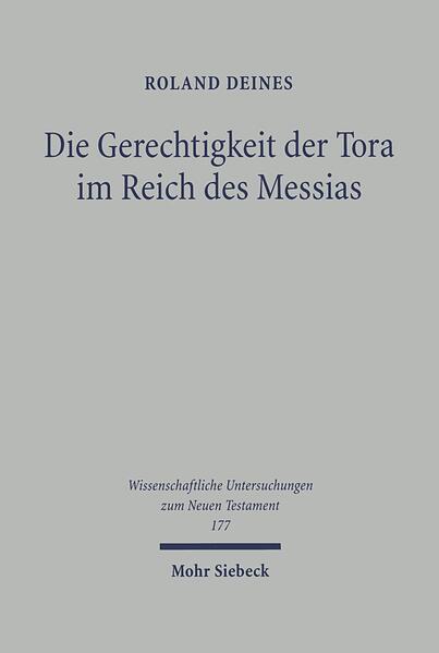 Der vorliegende Band widmet sich einer umstrittenen Frage der Theologie des ersten Evangeliums. Ausgangspunkt ist der zentrale Text Mt 5,17-20, der nicht ohne die dazugehörenden Verse 13-16 verstanden werden kann. In ihm stellt der Evangelist programmatisch sein Verständnis der Tora in der Zeit der Erfüllung dar, die mit dem Wirken Jesu begonnen hat. Als Sohn Davids ist Jesus derjenige, der die biblischen Erwartungen und Hoffnungen auf eine eschatologische Gerechtigkeit "erfüllt". Wenn aber der Messias den Weg der Gerechtigkeit eröffnet hat, dann ist die Frage zu klären, welche Funktion der Tora in dieser heilsgeschichtlich neuen Epoche zukommt. Matthäus stellt sich dieser Aufgabe, indem er das Verhältnis von Gerechtigkeit, Tora und Messias aufgrund seiner biblisch-theologischen Reflexion des Christusereignisses neu bestimmt, wobei dem Messias als Sohn Davids die entscheidende Funktion zur Heraufführung der Gerechtigkeit zugeschrieben wird. Die Tora wird in die "Gebote Jesu" transformiert und behält ihre Relevanz für die christliche Gemeinde einzig in dieser Gestalt und aufgrund seiner Autorität. Das Ziel der neuen eschatologischen Gerechtigkeit ist das Hineinbringen aller Völker in das Reich Gottes. So kann die Bergpredigt in Übereinstimmung mit dem Gesamtkontext des ersten Evangeliums als Anleitung zu einer missionarischen Jüngerexistenz gelesen werden. Damit eröffnen sich zahlreiche neue Verständnismöglichkeiten, die es erlauben, Matthäus als dezidiert christologisch argumentierenden und heilsgeschichtlich orientierten Theologen wiederzuentdecken.