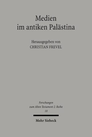 In der Rede von "Mediengesellschaften", "Medienhaushalt" oder "Medialität" spiegelt sich die Reflexion über veränderte Kommunikationsstrukturen. Die kulturhistorisch prägenden Paradigmata der Antike spielen in diesem Diskurs bisher eine eher marginale Rolle. Ist es aber überhaupt sinnvoll von "Medien der Antike" oder "Medien in der Antike" zu sprechen oder handelt es sich dabei um einen unangemessenen Modernismus? Welcher Medienbegriff eignet sich für die Altertumswissenschaften und Archäologien? Am Beispiel der südlichen Levante, dem antiken Israel und Palästina, untersuchen die Autoren der hier gesammelten Beiträge die "Medialität" vor allem der materiellen Kultur des Alltags und überprüfen damit den Medienbegriff auf seine Übertragbarkeit auf antike Kommunikationstrukturen. Neben grundlegenden Beiträgen, in denen unterschiedliche Medienbegriffe und die medientheoretische Debatte im Hintergrund stehen, wird der "Medientransfer" zwischen Ägypten und Palästina reflektiert und es wird an ausgewählten Beispielen die Medialität von Bestattungen, Münzbildern, Siegeln, Inschriften und Bauornamentik exemplarisch untersucht. Die Beiträge des vorliegenden Bandes gehen auf ein internationales Forschungskolloqium zurück, das im Juli 2004 unter dem Titel "Medien der Alltagskultur. Realien und kulturelle Kommunikation als Thema der Palästinaarchäologie" an der Universität zu Köln abgehalten wurde.