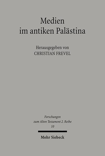 In der Rede von "Mediengesellschaften", "Medienhaushalt" oder "Medialität" spiegelt sich die Reflexion über veränderte Kommunikationsstrukturen. Die kulturhistorisch prägenden Paradigmata der Antike spielen in diesem Diskurs bisher eine eher marginale Rolle. Ist es aber überhaupt sinnvoll von "Medien der Antike" oder "Medien in der Antike" zu sprechen oder handelt es sich dabei um einen unangemessenen Modernismus? Welcher Medienbegriff eignet sich für die Altertumswissenschaften und Archäologien? Am Beispiel der südlichen Levante, dem antiken Israel und Palästina, untersuchen die Autoren der hier gesammelten Beiträge die "Medialität" vor allem der materiellen Kultur des Alltags und überprüfen damit den Medienbegriff auf seine Übertragbarkeit auf antike Kommunikationstrukturen. Neben grundlegenden Beiträgen, in denen unterschiedliche Medienbegriffe und die medientheoretische Debatte im Hintergrund stehen, wird der "Medientransfer" zwischen Ägypten und Palästina reflektiert und es wird an ausgewählten Beispielen die Medialität von Bestattungen, Münzbildern, Siegeln, Inschriften und Bauornamentik exemplarisch untersucht. Die Beiträge des vorliegenden Bandes gehen auf ein internationales Forschungskolloqium zurück, das im Juli 2004 unter dem Titel "Medien der Alltagskultur. Realien und kulturelle Kommunikation als Thema der Palästinaarchäologie" an der Universität zu Köln abgehalten wurde.