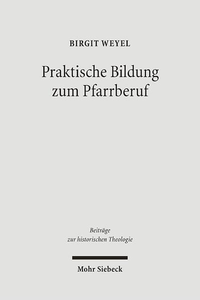 Mit dem allmählichen Durchbruch gesellschaftlicher Modernisierungsprozesse trat zu Beginn des 19. Jahrhunderts die Bildungsgeschichte des protestantischen Pfarrberufs in eine neue Epoche ein. Die pastorale Berufspraxis erforderte selbstständige Vermittlungsleistungen. So lag es in der Umbruchzeit nahe, einen dem veränderten Verständnis des Pfarrberufs Rechnung tragenden Praxisbezug zu organisieren, um die erhöhten Anforderungen berufsspezifischer Erfahrungen und deren reflexive Verarbeitung ins Zentrum von Ausbildungsbemühungen über das akademische Theologiestudium hinaus zu stellen. Dies geschah durch ein Bündel von Maßnahmen, die eine systematische Umgestaltung der Kandidatenzeit zu einer praktischen Ausbildungsphase zur Folge hatten. Die geregelte Einführung von Predigerseminarbesuchen und Lehrvikariaten stellte einen wesentlichen Beitrag zur modernen Professionalisierung des Pfarrberufes dar. Birgit Weyel untersucht den Zeitraum von der Gründung des Wittenberger Predigerseminars im Jahre 1817 bis zum Kirchengesetz von 1898. Ihre historische Rekonstruktion der Umwandlung der Kandidatenzeit in eine regelrechte Ausbildungsphase evangelischer Pfarrer in Preußen ist ein Beitrag zu gegenwärtigen pastoraltheologischen und ausbildungskonzeptionellen Diskussionen. Das Buch kann programmatisch geführten Debatten um ein zeitgemäßes Pfarrerbild und entsprechende Ausbildungsreformen die nötige Tiefenschärfe verleihen, die aktuelle Problemkonstellationen verstehen läßt.