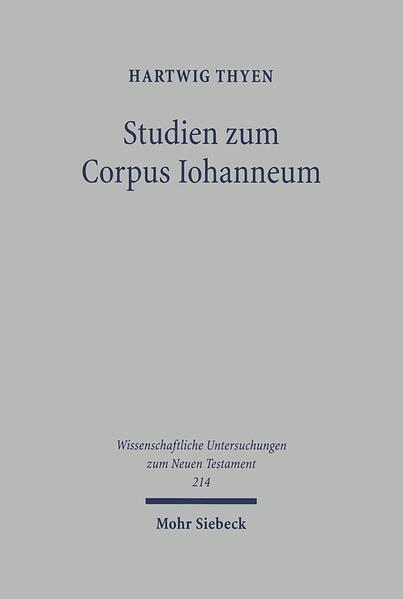 Durch den Wiederabdruck ausgewählter und bereits an anderen Orten publizierter Studien zum Corpus Iohanneum bietet der erste Teil dieses Bandes eine Dokumentation von Hartwig Thyens langem Weg im Umgang mit dem vierten Evangelium. Dieser Weg begann 1948 in Rudolf Bultmanns Marburger Seminar und folgte in seinen ersten Etappen sehr eng den Spuren des verehrten Lehrers. Hartwig Thyen war mehr an der vermeintlichen Genese des Evangeliums, an der literarkritischen Rekonstruktion seines mutmaßlich ursprünglichen Textes und den Intentionen von dessen Autor orientiert als an der Auslegung des überlieferten Textes und an dessen intentio operis. Seine Forschung mündete schließlich in den Johanneskommentar (Handbuch zum Neuen Testament). Der zweite Teil dieses Bandes bietet Auseinandersetzungen mit Quellentheorien und mit den vielfältigen literarkritischen Versuchen, vermeintlich sekundäre Schichten von dem originären Werk des Evangelisten als redaktionelle Hinzufügungen zu unterscheiden. Da aber alle diese Studien sich primär an dem mutmaßlichen Werden des Evangeliums statt an diesem selbst orientieren, sind sie im Zuge der nicht mehr primär analytischen, sondern vielmehr integrativen Kommentierung des Evangeliums im Laufe der Arbeit immer deutlicher zu separaten Teilen innerhalb des Johanneskommentars geworden. Sie werden hier jedoch veröffentlicht, weil sie die im Kommentar praktizierte Art der Johanneslektüre nicht nur illustrieren, sondern deren Voraussetzungen in der Auseinandersetzung mit der kontroversen Sekundärliteratur vielmehr begründen.