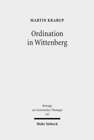 1535 wird in Wittenberg eine Ordination mit Gebet und Handauflegung eingeführt. Martin Krarup zeichnet den Weg zu diesem evangelischen Ordinationsverfahren nach und rekonstruiert dessen weitere Entwicklung bis in die Mitte der vierziger Jahre. Er zeigt, daß Martin Luther von seiner Kritik an der Priesterweihe in den Schriften von 1520 zu einer positiven Einschätzung einer rituellen Ordination gelangte und schon in den zwanziger Jahren mehrfach ordinierte. Daß sie dennoch erst 1535 verbindlich eingeführt wurde, begründet er damit, daß zuvor kirchenleitende Strukturen aufgebaut werden mußten und die Diskussion über eine evangelische Ordinationspraxis eine Einigung mit Rom erschwert hätte. Notwendige Voraussetzung für die Ausübung eines kirchlichen Amtes war die Ordination mit Gebet und Handauflegung für die Wittenberger Reformatoren ohnehin nicht, wie anhand etlicher Fälle nachgewiesen wird. Ihre allgemeine Einführung 1535 sollte in erster Linie eine geregelte Lehrprüfung sichern und die Position der kirchlichen Amtsträger im Volk stärken. Die unter den Reformatoren zunächst strittige zentrale Durchführung der Ordination führte mit sich, daß sie von der Berufung in eine konkrete Stelle unterschieden wurde und lebenslange Gültigkeit erhielt. Geschah die Wittenberger Ordination 1535 zunächst in kurfürstlicher Autorität und war in ihrer Anwendung auf Kursachsen beschränkt, wurde der Ritus schon bald auch für Kandidaten anderer Territorien geöffnet.