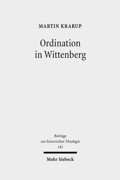 1535 wird in Wittenberg eine Ordination mit Gebet und Handauflegung eingeführt. Martin Krarup zeichnet den Weg zu diesem evangelischen Ordinationsverfahren nach und rekonstruiert dessen weitere Entwicklung bis in die Mitte der vierziger Jahre. Er zeigt, daß Martin Luther von seiner Kritik an der Priesterweihe in den Schriften von 1520 zu einer positiven Einschätzung einer rituellen Ordination gelangte und schon in den zwanziger Jahren mehrfach ordinierte. Daß sie dennoch erst 1535 verbindlich eingeführt wurde, begründet er damit, daß zuvor kirchenleitende Strukturen aufgebaut werden mußten und die Diskussion über eine evangelische Ordinationspraxis eine Einigung mit Rom erschwert hätte. Notwendige Voraussetzung für die Ausübung eines kirchlichen Amtes war die Ordination mit Gebet und Handauflegung für die Wittenberger Reformatoren ohnehin nicht, wie anhand etlicher Fälle nachgewiesen wird. Ihre allgemeine Einführung 1535 sollte in erster Linie eine geregelte Lehrprüfung sichern und die Position der kirchlichen Amtsträger im Volk stärken. Die unter den Reformatoren zunächst strittige zentrale Durchführung der Ordination führte mit sich, daß sie von der Berufung in eine konkrete Stelle unterschieden wurde und lebenslange Gültigkeit erhielt. Geschah die Wittenberger Ordination 1535 zunächst in kurfürstlicher Autorität und war in ihrer Anwendung auf Kursachsen beschränkt, wurde der Ritus schon bald auch für Kandidaten anderer Territorien geöffnet.