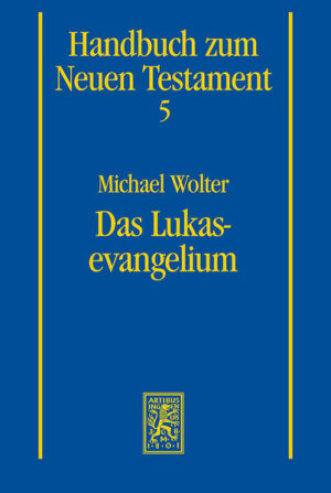 Michael Wolter legt einen ausführlichen Kommentar zum dritten Evangelium vor, der in der Tradition des 'Handbuchs zum Neuen Testament' steht. Er stellt die Jesusgeschichte des Lukas in ihren kulturellen Kontext und arbeitet ihre Beziehung zur jüdischen und griechisch-römischen Umwelt heraus. Ein Schwerpunkt liegt auf der formgeschichtlichen und narrativen Analyse der einzelnen Erzählungen. Über die rein philologische und traditionsgeschichtliche Untersuchung hinaus legt der Autor auch Wert darauf, das theologische Profil des Lukasevangeliums sichtbar zu machen. Demnach erzählt Lukas die Geschichte Jesu als ersten Teil eines Geschichtswerks (zu ihm gehört auch noch die Apostelgeschichte), das eine Epoche aus der Geschichte Israels darstellen will. In immer wieder neuen Anläufen macht er deutlich, dass Gott selbst es ist, der im Wirken Jesu an Israel zum Heil handelt und der durch Jesus in authentischer Weise repräsentiert wird. Gegen eine in der deutschen Lukasforschung lange vorherrschende Sichtweise zeigt die Kommentierung, dass es Lukas gelingt, die Geschichte Jesu vor einem Absinken in die 'Historie' zu bewahren und im Glauben der Christen lebendig zu halten. Als Leser hat Lukas nicht eine bestimmte Gemeinde, sondern alle Christen seiner eigenen Zeit und möglicherweise auch die Christen zukünftiger Generationen im Blick. Lukas will ihnen erklären, wie es dazu kam, dass die Erfüllung der alttestamentlichen Verheißungen Gottes für Israel in einen Trennungsprozess mündete, der eine Teilung Israels in die christliche Kirche einerseits und das Judentum andererseits zur Folge hatte.