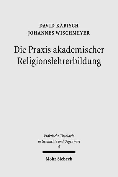 Die Katechetik des 19. Jahrhunderts steht im Ruf, eine kirchlich dominierte, theologisch verengte und pädagogisch unreflektierte Disziplin zu sein. Dieses Urteil wird jedoch der im Rahmen der protestantischen Universitätstheologie gelehrten Katechetiktheorie und eingeübten Unterrichtspraxis nicht gerecht. Als wichtiger Teilbereich der Praktischen Theologie war die universitäre Katechetik vielmehr der Ort, an dem angehende Geistliche differenziert auf ihre Rolle als Religionslehrer in Schule und Gemeinde vorbereitet wurden. Am Beispiel des 1817 begründeten Jenaer katechetischen Seminars rekonstruieren die Autoren auf der Basis umfangreicher Archivquellen die Praxis akademischer Religionslehrerbildung über einen Zeitraum von 100 Jahren hinweg. Charakteristisch für die Jenaer Praktische Theologie war ein liberales Religions- und Kirchenverständnis, das sich im Engagement prominenter Fachvertreter auch im Umkreis der katechetischen Bildung vielfältig niederschlug. Die über einen langen Zeitraum lückenlos erhaltenen Seminarprotokolle dokumentieren den langsamen Wandel der Unterrichtsstandards, die Bedeutung der Sokratik im Lehrbetrieb, den Einsatz von Katechismuslehrbüchern und die Integration exegetischer und historischer Fragestellungen in den kindgerechten Unterrichtsaufbau. Besondere Aufmerksamkeit schenken die Autoren den herbartianischen Reformpädagogen Karl Volkmar Stoy, Wilhelm Rein und Ernst Thrändorf, die im 1843 gegründeten pädagogischen Seminar eigene Konzepte des Religionsunterrichts entwickelten und im engen Austausch mit der Theologischen Fakultät standen. Jena wurde auf diese Weise nach 1900 zu einem Zentrum der Diskussion um die Reform des Religionsunterrichts.