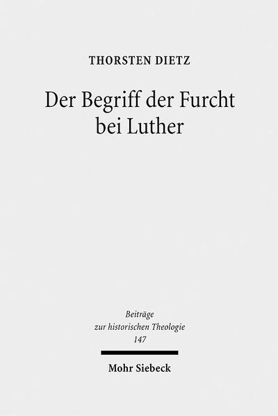 Erfahrung, Deutung und Bewältigung von Furcht spielen eine Schlüsselrolle in der Entwicklung der reformatorischen Theologie Luthers. Thorsten Dietz zeichnet das theologische Verständnis von Furcht nach, wie Luther es in seinen Anfängen (1513-1519) in Auseinandersetzung mit der Tradition (Augustin, Scholastik, Frömmigkeitstheologie und Mystik) gewonnen hat. Neben der Rekonstruktion der theologischen Entwicklung Luthers am Leitfaden des Furchtbegriffs wendet sich Dietz zwei Problemkreisen aus Luthers Reifezeit zu: dem Verständnis der Gottesfurcht in der Auslegung des ersten Gebotes Ende der 20er Jahre und der Auseinandersetzung um die Buße in den Antinomerdisputationen Ende der 30er Jahre. Deutlich wird dabei, dass die Überwindung der Furcht durch den Glauben nicht ein für alle mal zu vollziehen ist. Die Unterscheidung von Gesetz und Evangelium impliziert eine Anleitung, die bleibende Bedrohung der Angst wahrzunehmen und je neu zu überwinden. In der Interpretation der Gottesfurcht als Erfüllungsmoment des ersten Gebotes sowie in der bleibenden Zuordnung der Furcht zur Erfahrung des Gesetzes zeigt sich die Leistungsfähigkeit der theologischen Angstdeutung Luthers, Angst unverstellt wahrnehmen und empfinden, darin aber auch bewältigen und überwinden zu können. Ausgehend von der historischen Rekonstruktion stellt sich die systematische Frage, welchen Gewinn Luthers Theologie für die Deutung und Bewältigung von Angst als Phänomen menschlichen Lebens erbringt. Dabei bezieht sich Thorsten Dietz auf theologische Interpretationen der Angst im 20. Jahrhundert sowie auf unterschiedliche psychologische Perspektiven der Gegenwart. Diese Arbeit wurde von der Luther-Gesellschaft (Wittenberg) mit dem Martin-Luther-Preis für den akademischen Nachwuchs ausgezeichnet.