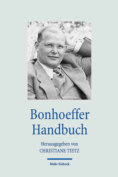 Das Bonhoeffer Handbuch bietet einen umfangreichen Einblick in Person, Leben, Werk und Rezeption Dietrich Bonhoeffers, eines der international einflußreichsten deutschsprachigen Theologen des 20. Jahrhunderts. Das Handbuch orientiert über die wichtigsten Ausgaben und Hilfsmittel zur Erforschung Bonhoeffers. Es erhellt die familiären und geistesgeschichtlichen Traditionen, die ihn geprägt haben, und analysiert die verschiedenen Beziehungskonstellationen, in denen sich sein Leben vollzog. Zentrale Texte werden konzise zusammengefaßt, die wichtigsten Themenbereiche pointiert entfaltet. Ein eigener Abschnitt ist der umfangreichen Wirkungsgeschichte und weltweiten Rezeption gewidmet.