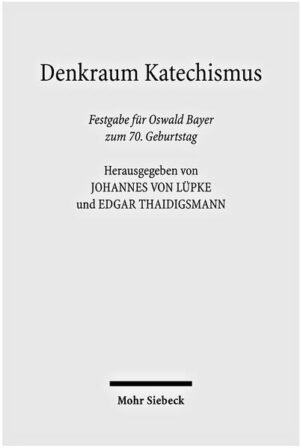 In die Reihe der Versuche, die Frage "Was ist das: Theologie?" zu beantworten, gehört auch der Vorschlag Oswald Bayers, die Systematische Theologie am Grundriss des Katechismus zu orientieren. Mit dem Stichwort "Katechismussystematik" hat er in seinem Buch "Theologie" ein Programm angedeutet, das er selbst zwar bislang lediglich in Ansätzen ausgeführt hat, das jedoch zu weiteren Erkundungen einlädt. Die in dieser Festschrift gesammelten Beiträge nehmen diese Einladung in vielfältigen Aspekten auf. Der Titel der Festschrift "Denkraum Katechismus" will darauf hinweisen, dass solche Orientierung nicht einengt, sondern weite Räume des Nachdenkens und der Verantwortung eröffnet.