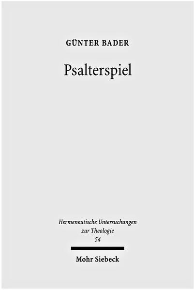 Psalterspiel wendet sich den Psalmen weder in exegetischem, noch in praktischem, sondern in systematisch-theologischem Interesse zu. Es gibt zwar im Rahmen der üblichen Arbeitsfelder der exegetischen Wissenschaften einige wenige Veröffentlichungen, die sich der Aufgabe einer 'Theologie der Psalmen' widmen, aber die Stelle einer 'Theologie des Psalters ' ist-trotz gesteigerter Nachfrage seit der Wende zur sog. kanonischen Psalmenexegese-bisher unbesetzt. Auch mit vorliegendem Buch wird keineswegs der Anspruch einer Theologie des Psalters erhoben. Wohl aber verbindet sich damit die Absicht, Sitz und Umriss einer solchen, falls sie denn unternommen werden sollte, möglichst genau zu skizzieren. Dazu muss die Ebene der Alttestamentlichen Wissenschaft überschritten werden. Dies geschieht in der Praktischen Theologie, in erster Linie in der Liturgiewissenschaft. Hier hat der Psalter als Modell aller liturgischen Aktionen und als Archiv liturgischer Texte seinen unverzichtbaren Ort. Aber eine ' Theologie des Psalters' bringt auch sie nicht hervor. Daher muss auch diese Ebene überschritten werden. Das vitale Interesse der Systematischen Theologie an ' Theologie des Psalters' hat seine Ursache darin, dass diese auf die fundamentale Frage 'Was ist Theologie?' schwerlich eine Antwort oder nur eine unzureichende zu geben vermöchte, ohne zuvor beim Psalter in die Schule gegangen zu sein. Hier jedoch widerfährt ihr, dass sie durch lauter Nicht-Theologien, durch Ikonik, Musik und Poetik, soweit sie sich mit und an dem Psalter gebildet haben, über sich selbst in Kenntnis gesetzt wird.