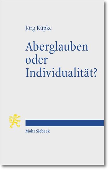 Die Annahme authentischer und individuell verbindlicher religiöser Kommunikation von einzelnen mit Göttern ist ein von Cicero bis in die spätantiken Gesetze weithin geteilter Ausgangspunkt. Das stellt die Normierung religiösen Verhaltens vor große Schwierigkeiten. Vor diesem Hintergrund ist es bezeichnend, dass sich auch die Polemiken auf bestimmte Felder konzentrieren, die sich am besten mit dem Begriff individueller „Erfahrung“ beschreiben lassen. Hier spielt die Divination-der Zugang zu göttlichem Wissen oder, anders ausgedrückt, göttliche Offenbarung-eine wichtige Rolle. Große Bedeutung besitzt auch die Begegnung mit Götterbildern, zumal in Tempeln. Mit der Untersuchung polemischer Äußerungen eröffnet Jörg Rüpke einen Zugang zur Konzeptualisierung religiöser Erfahrung, unbeschadet der normativen Wertung, die sich sofort anschließt.