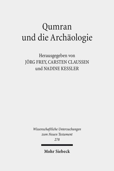 In der Diskussion um die Funde von Qumran ist in den letzten Jahren verstärkt die Archäologie in den Blick getreten. Verbreitete Ansichten zum Charakter der Siedlung von Khirbet Qumran und zur Funktion der Gebäude wurden in Frage gestellt, und teilweise wurde der Bezug zwischen den Schriftrollen und der Siedlung selbst in Zweifel gezogen. Dieser Band, der im Kern auf eine Fachtagung im Frühjahr 2008 zurückgeht, will das Gespräch zwischen Textwissenschaft und archäologischer Kontextforschung beleben. Erörtert werden wissenschaftstheoretische Fragen der Verbindung von Archäologie und Textforschung, neuere Erkenntnisse zur Archäologie von Khirbet Qumran und seiner Umgebung, der Charakter und die Zusammengehörigkeit der "Bibliothek" von Qumran, aber auch in Qumran gefundene Artefakte sowie in einzelnen Qumran-Texten vorliegende architektonische Vorstellungen, um zu einer präziseren Bestimmung des Verhältnisses zwischen den textlichen Welten und der "Außenwelt" zu kommen.