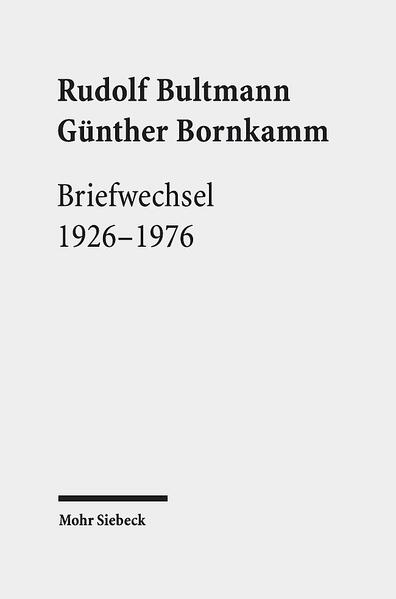 Im Briefwechsel zwischen Rudolf Bultmann und Günther Bornkamm werden zentrale Fragestellungen der neutestamentlichen Wissenschaft erörtert, die nichts an Brisanz verloren haben: sei es das Verständnis des letzten Mahles Jesu und der Abendmahlstradition, sei es die Bedeutung des irdischen Jesus für eine Theologie des Neuen Testaments oder sei es das hermeneutische Problem der Entmythologisierung der neutestamentlichen Verkündigung. Darüber hinaus wird der Leser in den Entstehungsprozess maßgeblicher theologischer Arbeiten mit hineingenommen. Zugleich ist es sehr aufschlussreich, wie der eine Briefpartner die veröffentlichten Arbeiten des anderen beurteilt. Bultmann und Bornkamm gehörten von Anfang an der Bekennenden Kirche an. Wenn es galt, sich dem totalitären Machtanspruch des NS-Staates zu widersetzen, vertraten sie stets eine geradlinige theologische Position. Zwar leisteten beide Theologen keinen eigentlichen politischen Widerstand, traten aber-jeder auf seine Weise-konsequent für die Freiheit von Theologie und Kirche ein: Bultmann als Universitätsprofessor und Bornkamm als Dozent und als Pfarrer. Die Konzentration auf die Sache der Theologie verband beide mit Hans von Soden, dem Marburger liberalen Theologen. Dessen Wirken in Theologie und Kirche, das durch den Mut zum kritischen Denken und die Selbstverpflichtung auf absolute Wahrhaftigkeit bei gleichzeitiger Bindung an das Evangelium bestimmt war, schätzten beide Theologen hoch. Nicht zuletzt dies dürfte der Briefwechsel Rudolf Bultmann-Günther Bornkamm deutlich machen, dass dialektische und liberale Theologie sich gegenseitig befruchten können.