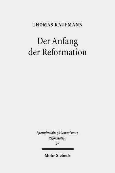 Die Diskussionen um Kontinuitäten und Umbrüche zwischen dem späten Mittelalter und der Reformationszeit nötigen zu einer Klärung der historiographischen Stellung der Reformation. Im Zentrum der einzelnen Studien dieses Buches steht die Frage nach dem "Anfang" der Reformation als eines in sich komplexen Ereignisses. Dabei zeigt sich, dass die literarischen Akteure der reformatorischen Bewegung, allen voran Luther, Traditionen konstruierten, in denen sie ihre Anliegen legitimierten und plausibilisierten. An den "Anfängen" der Reformation stehen auch bestimmte Traditionskonstruktionen der vorreformatorischen Ketzergeschichte, des Bibelgebrauchs und der reform- und der politiktheoretischen Literatur des 15. Jahrhunderts. Ein weiterer Schwerpunkt in Thomas Kaufmanns Studien liegt auf den Kommunikationsdynamiken, die die Reformation mittels "neuer Medien" über den Bereich der akademischen Diskussionen in eine breitere Öffentlichkeit getragen haben. Lehrbildungen und Identitätsentwürfe, die den inneren Zusammenhang und die Dissoziationsprozesse der reformatorischen Bewegung darstellen, bilden einen weiteren Fokus. Dem Verfasser geht es im Kern darum, Luther und die unterschiedlichen Rezeptionen, die ihm zuteilwurden, aufeinander zu beziehen. Dies wird vornehmlich an Texten und Sachverhalten der frühen 1520er Jahre aufgezeigt. "Ein unglaublich gelehrtes, in viele Einzelheiten der frühen Neuzeit einführendes Buch, weit über theologische Fragen hinausgehend und doch immer nach der Relevanz für die Theologie fragend. … Der Stand der Forschung, die Fülle der Quellen, spannende Ergebnisse. Spitzenforschung." Christoph Auffarth auf http://buchempfehlungen.blogs.rip-virtuell.net (02/2013) "Ein großes Werk des Göttinger Kirchenhistorikers Thomas Kaufmann." Karl-Friedrich Wiggermann in PV-aktuell Nr. 3 (2012), S. 9 "Mit diesem Werk legt Kaufmann erneut ein sorgfältig recherchiertes Buch vor, das zahlreiche Anknüpfungspunkte für eine fruchtbringende Diskussion bietet." Jan Martin Lies in Ebernburg-Hefte 48 (2014), S. 318-320