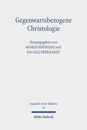 "Wer ist Christus für uns heute?" Die prominente Frage von Dietrich Bonhoeffer drängt sich jeder Christologie mit Anspruch auf Gegenwartsbezogenheit auf. Im vorliegenden Sammelband werden vielfältige Herausforderungen an sie gestellt. Sie betreffen die Rolle der Christologie im religiösen und kulturellen Pluralismus, aber auch eine Reihe weiterer aktueller Brennpunkte der Gegenwartstheologie. Sowohl das interkonfessionelle und interreligiöse Gespräch als auch der Diskurs mit den Nachbardisziplinen rücken dabei in den Vordergrund.Die Beantwortung der Frage bildet nicht selten die Pluriformität von Christuszeugnissen biblischer Texte und christlicher Bekenntnisse ab. Die Aufgabe, Christus in jeder Zeit immer wieder neu zu denken, ist dabei leitend. Christologie wird hier als ein Resonanzraum sichtbar und verstehbar, in dem biblische Zeugnisse, multiple Traditionen und Gegenwartstheologien ebenso wirken wie diverse Konfessionen und nichtchristliche Religionen.