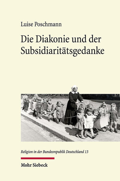 Die spezielle Form der Zusammenarbeit zwischen der freien Wohlfahrtspflege und der staatlichen Daseinsvorsorge in Deutschland wird gemeinhin als Ausdruck des Subsidiaritätsprinzips verstanden und kann auf eine lange Tradition zurückblicken. Die ihr zugrunde liegenden rechtlichen Bestimmungen, die u.a. Zuständigkeiten und Finanzierung regeln, waren allerdings nie unumstritten und mündeten in den 1960er Jahren in einen Verfassungsstreit. Die evangelische Diakonie, damals wie heute einer der zentralen Akteure, positionierte sich in diesen Konflikten nicht immer eindeutig. Luise Poschmann untersucht die Einflussnahme evangelischer Persönlichkeiten, analysiert Motive und Interessen und legt ein besonderes Augenmerk auf die Frage, wie die evangelische Seite ihre Zustimmung zu den umstrittenen rechtlichen Regelungen begründete, während sie gleichzeitig das katholisch gelesene Subsidiaritätsprinzip aus verfassungsrechtlichen, ordnungspolitischen und weltanschaulichen Gründen ablehnte.