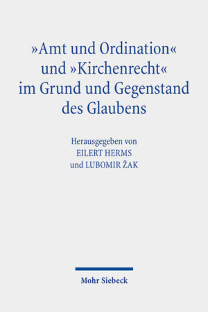 Die aus Mitgliedern der Lateran-Universität, Rom, und der evangelisch-theologischen Fakultät Tübingen bestehende Forschungsgruppe „Ökumene in fundamentaltheologischer Perspektive“ dokumentiert hier ihre jüngsten Arbeitsschritte. „Ordiniertes Amt“ und „Kirchenrecht“ werden nicht als isolierte Einzelthemen erfaßt, sondern im Ganzen der das fundamentum fidei, die Christusoffenbarung, explizierenden kirchlichen Lehre. In der jeweils eigenen Sicht beider Konfessionen auf dieses Ganze gründet die Differenz über Ursprung, Art und Autorität des ordinierten Amtes. Diese schließt direkt die Differenz bezüglich der Frage ein, wo die Befugnis, über Recht und Ordnung der Kirche zu entscheiden, liegt: entweder beim Episkopat unter seinem petrinischen Haupt oder bei landeskirchlichen Synoden. Dieser Hinweis betritt Neuland: „Sichtbare Einheit“ gibt es nicht vorbei an der Bearbeitung der Differenz in Recht und Ordnung der Kirche. Aber Thema des Dialogs war sie noch nicht.