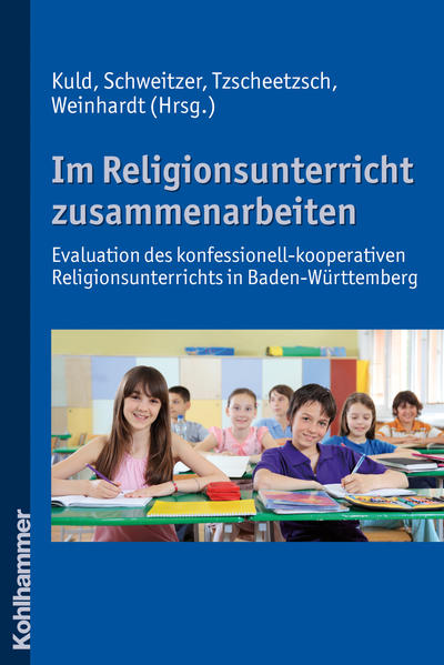 Im März 2005 vereinbarten die Evangelischen Landeskirchen in Baden und in Württemberg, die Erzdiözese Freiburg und die Diözese Rottenburg-Stuttgart die konfessionelle Kooperation im Religionsunterricht an allgemein bildenden Schulen. In den beiden folgenden Schuljahren wurde der konfessionell-kooperativ erteilte Religionsunterricht von einem Forscherteam der Universitäten Tübingen und Freiburg sowie der Pädagogischen Hochschulen Karlsruhe und Weingarten wissenschaftlich begleitet und evaluiert. Die AutorInnen des vorliegenden Bandes geben einen Überblick über die Forschungsergebnisse und einen umfassenden Einblick in die Praxis konfessioneller Kooperation im Religionsunterricht sowie in seine Wahrnehmung bei SchülerInnen, LehrerInnen und Eltern. Abschließend werden Kriterien für die Qualitätssicherung und Optimierung des konfessionell-kooperativen Religionsunterrichts erarbeitet.