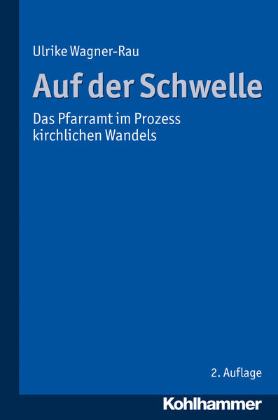 Die Kirche ist durch zunehmende Ressourcenknappheit, aber auch durch den Wandel christlicher Identität in einer religiös pluralisierten Gesellschaft einem hohen Veränderungsdruck ausgesetzt. Ulrike Wagner-Rau thematisiert Struktur und Selbstverständnis des Pfarrberufes in diesem Kontext. Auf der Schwelle-dieser Ort markiert die Situation des Pfarramtes im Übergang zu einer neuen Situation. Hier beginnen Austauschprozesse zwischen Innen und Außen, für die der Pfarrer oder die Pfarrerin besondere Verantwortung hat. Hier haben Pfarrer und Pfarrerin als Leitungspersönlichkeiten der Gemeinde ihren angemessenen Platz: identifiziert mit dem kirchlichen Auftrag und ebenso mit der Notwendigkeit kritischer Distanz, theologisch und geistlich erkennbar und darin zugleich unterwegs ins Offene. Das Buch ist ein Plädoyer dafür, sich auf die enger gewordenen Grenzen des kirchlichen Handelns einzulassen, dabei aber entschlossen die Offenheit und den Dialog nach außen zu suchen.