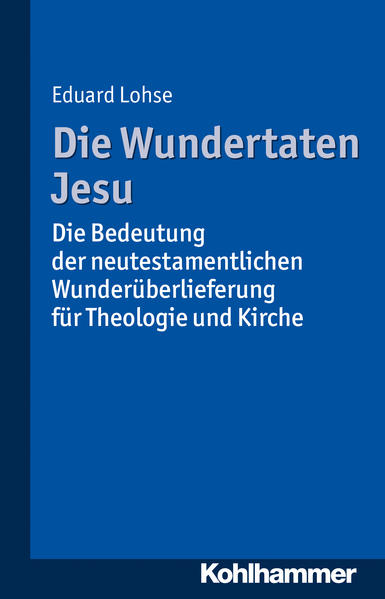 Jesus hat Wunder getan-so wird in den Evangelien nach Markus, Matthäus und Lukas ausführlich berichtet. Elenden und kranken Menschen hat er geholfen. Von bösen Geistern geplagten Menschen wusste er beizustehen und ein neues Leben in Freiheit zu eröffnen. Blinde machte er sehend. Und auch die Grenze des Todes wusste er zu überschreiten. Die Überlieferung von Jesu Wundertaten nimmt breiten Raum ein-ein Zeichen dafür, dass die frühe Christenzeit diesen Erzählungen von Jesu Wundertaten große Bedeutung zugemessen hat. Die Interpreten des Neuen Testaments lassen freilich vielen Geschichten gegenüber eine spürbare Zurückhaltung des Urteils erkennen. Was haben Jesu Wundertaten dem heutigen Menschen zu sagen? Was für eine Wirklichkeit wird da beschrieben? Zunächst ist der Horizont aufzuzeigen, vor den die Evangelisten die Wundergeschichten rücken. Sodann sind die verschiedenen Arten und Formen zu charakterisieren, in denen die urchristliche Überlieferung von Jesu Wundertaten Kunde gibt. Und schließlich ist der Frage nachzugehen, was die Geschichten von Jesu Wundertaten für die Verkündigung des Evangeliums zu sagen haben-damals, aber auch heute.