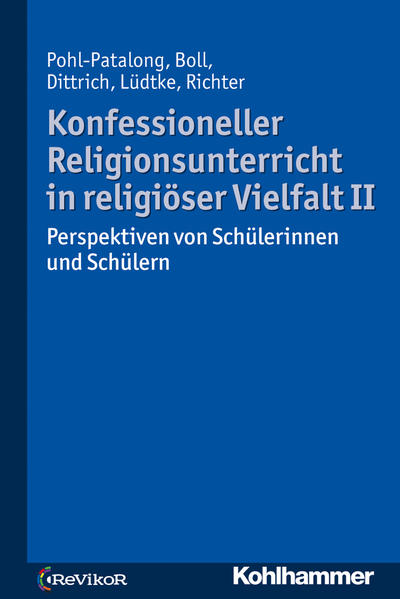 Religionsunterricht heute findet faktisch in religiöser Vielfalt statt: Schüler*innen verschiedener Religionen und Weltanschauungen nehmen an ihm teil und bringen ihre Fragen, aber auch ihre Traditionen und Einstellungen mit. Wie erleben die Schüler*innen dieses Fach heute? Was interessiert sie an ihren anders glaubenden Mitschüler*innen? Wünschen sie sich eher Stärkung im Eigenen oder Dialog zwischen Unterschiedlichen? Soll Religionsunterricht ihrer Meinung nach künftig weiterhin nach Religionen und Konfessionen getrennt unterrichtet werden oder gemeinsam für alle? Die ReVikoR-Studie ("Religiöse Vielfalt im konfessionellen Religionsunterricht") untersucht nach einer Erhebung unter Lehrkräften jetzt in einem zweiten Band die Schüler*innenperspektive auf diese Fragen in Schleswig-Holstein.