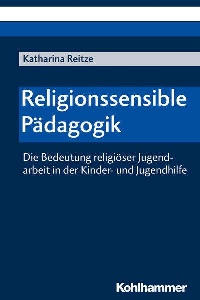 Rund 70.000 Kinder und Jugendliche leben in Einrichtungen der Heimerziehung und sonstigen Wohnformen. Das Ziel dieser Hilfeform ist es, den Jugendlichen positive Entwicklungsbedingungen zu ermöglichen, ihnen bei der Verarbeitung traumatischer oder belastender biografischer Lebensereignisse zur Seite zu stehen und ihnen korrigierende Bindungserfahrungen zu ermöglichen. Religionssensible Pädagogik soll diesen Kindern und Jugendlichen Religion als Ressource zugänglich machen, indem sie sie in ihrer Persönlichkeit und mit ihrem persönlichen Glauben wahrnimmt, offen mit dem Thema Religion umgeht und nach den Wünschen und Glaubensvorstellungen der Jugendlichen fragt. Reitze zeigt, dass die Jugendlichen auf der Suche nach Sinn und Orientierung sind und dabei auch Offenheit gegenüber religiösen Denkmustern und Religionsgemeinschaften zeigen. Dabei ist es ihr wichtig neben den Jugendlichen auch die MitarbeiterInnen in den Jugendhilfeeinrichtungen und von Angeboten religiöser Jugendarbeit mit in den Blick zu nehmen und nach Handlungsperspektiven zu suchen.