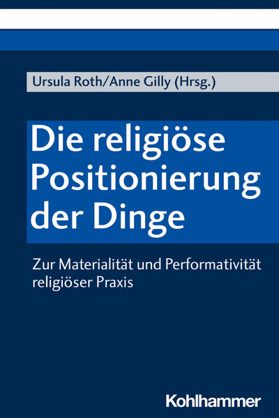 Religiöse Praxis hat stets auch mit Dingen zu tun. Dinge werden bewegt, berührt, in die Hand genommen, aufbewahrt, abgelegt, aufgestellt, geküsst. Rechnet man auch Nahrungsmittel zu den "Dingen", werden diese auch ausgeteilt, gereicht, gegessen und getrunken. Dabei zeigt sich, dass Dinge nicht nur Objekte im Sinn von passiven Gebrauchsgegenständen sind, an und mit denen religiöse Handlungen vollzogen werden. Vielmehr kommt ihnen auch eine aktive Rolle zu. Dinge fordern zum Handeln heraus, evozieren körperliche Bewegungsmuster, verbale Reaktionen und lösen Assoziationen und Erinnerungen an Vergangenes aus. Dinge "agieren" im Kontext religiöser Praxis gleichsam wie Akteure. Sie werden positioniert und sind zugleich selbst Subjekt religiöser Positionierungspraxis. Der doppelt lesbare Genitiv der Formel "Positionierung der Dinge" will diese spezifische Doppelrolle materieller Dinge zur Geltung bringen. Der vorliegende Band knüpft an den interdisziplinären Forschungsschwerpunkt "Religiöse Positionierung. Modalitäten und Konstellationen in jüdischen, christlichen und islamischen Kontexten" an und versammelt Beiträge zur Materialität und Performativität religiöser Praxis aus unterschiedlichen fachwissenschaftlichen Perspektiven.