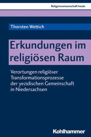 2014 griff der IS die Hauptsiedlungsgebiete der YezidInnen in Syrien und dem Irak an und löste eine beispiellose Flucht- und Migrationswelle aus. Völlig neue kulturelle, soziale und religiöse Bedingungen haben zu umfassenden Transformationsprozessen geführt: zentrale religiöse Inhalte, Identitätskonstruktionen auf der Basis von Nationalität, Kultur, Geschlecht werden potenziert, fragmentiert und wieder neu zusammengesetzt. Enträumlichung und Entgrenzung von (religiösen) Identitäten in einer von Säkularisierung geprägten neuen Umgebung prägen das yezidische Leben in Deutschland. Auf Grundlage der hoch aktuellen Theorie des Spatial Turn untersucht Thorsten Wettich die yezidische Gemeinschaft in Niedersachsen und leistet so einen signifikanten Beitrag für die noch junge Disziplin der empirisch arbeitenden Yezidologie.