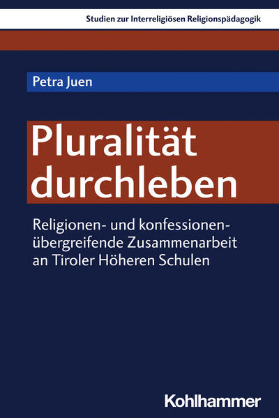 Religionen- und konfessionenübergreifende Zusammenarbeit (RuKüZa) findet seit Jahren in unterschiedlichen Formen an Tiroler Schulen der Sekundarstufe II statt. AkteurInnen evaluieren, adaptieren und entwickeln dabei die RuKüZa laufend weiter. Diese Studie bietet einen Einblick in Grundsätzliches, in die Dynamik dieser Zusammenarbeit und in Muster, welche sich auch über dieses regionale Beispiel Westösterreichs hinaus an anderen Orten und in anderen Kontexten abspielen. Konkret fokussiert sich diese Studie auf die qualitativ-empirische Analyse der Sichtweisen von Schulleitungen sowie christlichen und muslimischen Religionslehrpersonen. Durch die Verschränkung der Schulleitungsperspektive mit der Lehrpersonenperspektive zeigen sich unterschiedliche Herausforderungen, Chancen und Grenzen auf systemischer, inhaltlicher und individueller Ebene. Gleichzeitig wird deutlich, dass die RuKüZa Teil einer zukunftsfähigen religiösen Bildung ist, die interreligiöse, inklusionsorientierte sowie migrations- und pluralitätssensible Dimensionen in sich schließt.