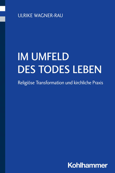 Die Konfrontation mit der Endlichkeit macht die Menschen religiös empfänglich und produktiv. Sie erleben im Umfeld des Todes Bewegendes und Verstörendes, werden in ihrem eingespielten Alltag durch überraschende Fragen und Handlungsanforderungen unterbrochen. Sie suchen und finden Antworten, die über das hinausgehen, was man empirisch wissen kann. Der Tod ist ein Thema, bei dem ein religiöser Weltzugang in die spannungsvolle Auseinandersetzung mit dem naturwissenschaftlichen Verständnis der Wirklichkeit eintritt. Religion und Tod gehören in der Kulturgeschichte des Christentums zusammen. Und auch heute wird das Thema des Todes-so zeigen es die Mitgliedschaftsuntersuchungen der Evangelischen Kirche in Deutschland-sehr häufig mit Religion assoziiert. In der Begegnung mit Sterbenden und Trauernden entscheidet sich also viel für die Kirchen. Hier zeigt sich, ob ihre Religionspraxis die Menschen anspricht und einen überzeugenden Resonanzraum für die vielfältige, eher unbestimmte Religiosität der Gegenwart anbietet. Das religiöse Leben in unserer Gesellschaft transformiert sich. Am radikalen Gestaltwandel der Sterbe- und Trauerkultur in den letzten Jahrzehnten lässt sich das exemplarisch erkennen. Die christlich-religiöse Praxis ist nach wie vor ausdrücklich oder oft indirekt prägend. Aber ihre kirchlichen Ausdrucksgestalten und Praktiken finden keinen selbstverständlichen Anschluss an die subjektive und plurale Religiosität der Gegenwart. Die Autorin stellt den gesellschaftlichen Kontext dieser Entwicklungen dar. Das schafft den Rahmen für ihre Analyse autobiographischer Sterbe- und Trauerliteratur. Die Lektüren erkunden die subjektiven Erzählungen über das Leben im Umfeld des Todes, insbesondere die religiösen und spirituellen Spuren darin. Wie gehen Menschen damit um, wenn sie wissen, dass ihr Tod naht, oder wenn sie einen vertrauten Menschen verloren haben? Welche Praktiken und Vorstellungen tragen sie weiter? Und inwieweit sind diese als religiös anzusehen? Was sich im Prozess dieser Erkundungen erschließt, wird in unterschiedlichen-praxistheoretischen, trauertheoretischen, bildtheoretischen-Perspektiven reflektiert und vertieft. Abschließend fokussiert die Autorin die kirchliche Praxis: Welche Haltungen, inhaltlichen Orientierungen und Praxisformen können eine produktive Positionierung des kirchlichen Handelns anregen?