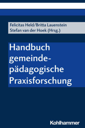 Das Handbuch gemeindepädagogische Praxisforschung erkundet die vielfältigen Facetten bildungswissenschaftlicher Forschung in den pädagogischen Handlungsfeldern in Kirche und Gemeinde. Dadurch wird Theorie und Praxis auf innovative Weise mit Fragestellungen verbunden und für AkteurInnen aus Studium, Lehre, Forschung und Praxis präsentiert. Der Sammelband beschäftigt sich damit, wie anwendungsorientierte Forschungsprozesse das Angebot kirchlicher Bildungsarbeit bereichern und welche Methoden dazu geeignet sein können, um in den jeweiligen Kontexten eingesetzt zu werden. In dem Handbuch erfahren Sie, wie qualitative Forschung dazu beiträgt, die gemeindepädagogische Praxis sowohl in pädagogischer und spiritueller Hinsicht zu verstehen, auf Basis der Forschungsergebnisse zu stärken und Veränderungen zu initiieren. Anhand von ausgewählten quantitativen Perspektiven werden Sie angeleitet, wie statistische Analysen das Aufspüren von Trends und Entwicklungen in kirchlichen Kontexten ermöglichen und in der gemeindepädagogischen Forschung zum Einsatz gebracht werden können. Des Weiteren werden Ansätze vorgestellt, die verschiedene Forschungsmethoden kombinieren (mixed methods), um umfassende Erkenntnisse zu generieren und innovative Lösungen für praktische Herausforderungen in dem breiten Handlungsfeld kirchlicher Bildungsarbeit zu entwickeln. Damit bietet dieses Buch nicht nur theoretische Konzepte, sondern reflektiert anhand konkreter Fallbeispiele, wie eine gemeindepädagogische Praxisforschung erfolgreich gestaltet werden kann und welche weiteren Perspektiven sich daraus ergeben.