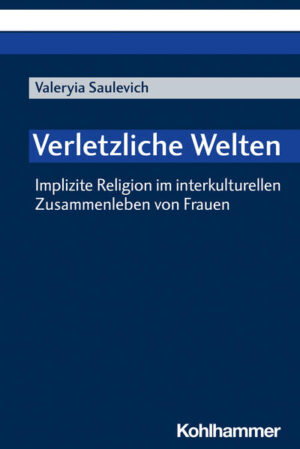 Diese ethnografische Untersuchung widmet sich den Verkörperungen impliziter Religion in alltäglichen Interaktionen am Beispiel einer Unterkunft für Asylbewerberinnen in Österreich. Eine differenzierte Analyse zeigt vielfältige Zusammenhänge von Religion und Interkulturalität auf. Dabei wird die Verletzlichkeit als Schlüsselkategorie zur Erfassung interkultureller Prozesse identifiziert. Die methodisch innovative Studie regt zur Reflexion über gesellschaftliche und politische Strukturen über die Grenzen der Wissenschaft hinaus an.