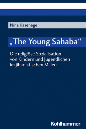 Die Habilitationsschrift der Extremismus-Expertin Nina Käsehage bietet eine mehrdimensionale Perspektive auf deutsche Kinder und Jugendliche, die bei jihadistischen Müttern aufwuchsen und im Zuge der Entstehung des Islamischen Staats (IS) mit diesen nach Syrien ausreisten, wo sie fortan vom IS sozialisiert wurden. Die vorliegende Arbeit liefert eine qualitative Längsschnittstudie mit den drei befragten Gruppen, in deren Zentrum die Betrachtung eines möglichen Wandels ihrer religiösen, sozialen und politischen Wertvorstellungen in drei Zeiträumen erfragt wurde: beim IS, zurückgekehrt und nach einem Jahr der 'Wiedereingliederung' in die deutsche Gesellschaft. Dieser methodische Zugang eröffnet bisher noch unbekannte Innenansichten in die Entwicklungsverläufe sowohl der Mütter als auch der in der Adoleszenzphase befindlichen jungen GesprächspartnerInnen. Diese wurden vom IS-in Anlehnung an die Gefährten des islamischen Propheten Muhammad-als "Young Sahaba" tituliert. Darüber hinaus wird der Blick auf gender-sensible Themen geschärft, indem nicht nur die Rolle der Frauen beim IS und ihre Motivlagen für die Ausreise zu einer Terrormiliz, sondern auch die gesellschaftliche Rezeption einer 'Mutter' hinterfragt wird, die ihre Kinder mit auf eine Reise ins Ungewisse nimmt. Weitere Aspekte, den adäquaten gesellschaftlichen und (religions-)pädagogischen Umgang mit Rückkehrerinnen und ihren Kindern sowie deren juristische Bewertung betreffend, runden die Gesamtschau auf das bisher noch stark unterforschte Phänomen jihadistischer Mütter und ihrer Kinder ab. Das Aufwachsen in jihadistischen Familien, der familiäre Anschluss an den IS und schließlich die Re-Integration dieser (jungen) JihadistInnen in Deutschland, werden insbesondere auch vor dem Hintergrund der Kindeswohlgefährdung und möglicher Schutzmaßnahmen für Kinder ideologisierter Eltern betrachtet.