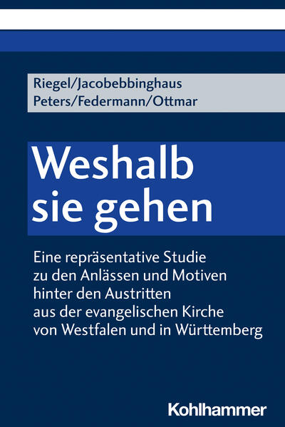 Der vorliegende Band untersucht die Anlässe und Motive derjenigen, die zwischen 2020 und 2022 aus den evangelischen Landeskirchen von Westfalen und in Württemberg ausgetreten sind. Dabei wird zum ersten Mal auch die Bedeutung des Zeitpunktes, zu dem die Kirche verlassen wird, auf einem für beide Regionen repräsentativen Sample berücksichtigt. Damit liefert der Band nicht nur Informationen zum aktuellen Austrittsgeschehen, sondern kann zeigen, wie dieses ins Zeitgeschehen eingebunden ist. Schließlich können anhand der Daten vier charakteristische Austrittsprofile herausgearbeitet werden. Damit trägt der Band nicht nur dazu bei, das aktuelle Austrittsgeschehen besser zu verstehen, sondern bietet auch einen verlässlichen Ausgangspunkt für Überlegungen, wie die Kirchen mit dem Austritt umgehen können.