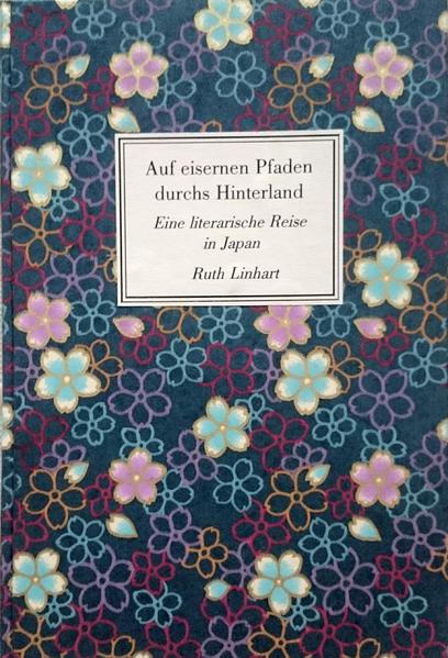 Ein Bericht über eine literarische Reise mit der Eisenbahn ans Japanische Meer und in den Norden Japans. Er erzählt über die Haiku-Dichterin Chiyo-jo, vom Haiku-Dichter Matsuo Bashô, vom Reiseschriftsteller Lafcadio Hearn und vom Dichter Ishikawa Takuboku sowie von der Dichterin Higuchi Ichiyô und von vielem mehr. Schauplätze sind der Shinjuku-gyôen-Park in Tôkyô zur Kirschblüte und der Pazifik bei Hamamatsu, der Große Schrein von Izumo und der Adachi-Landschaftsgarten, der Kenroku-Garten in Kanazawa und der Vulkan Iwate san sowie die Städte Matsue, Niigata und Morikoa. Den Titel „Auf eisernen Pfaden durchs Hinterland“ hat sich die Autorin von Bashô´s berühmter Reisebeschreibung „Auf schmalen Pfaden durchs Hinterland“ geliehen. Das Besondere: Die Bücher sind handgebunden und ihr Umschlag besteht aus verschiedenfarbigem schönen Papier oder sonstigen Buchbindermaterialien.