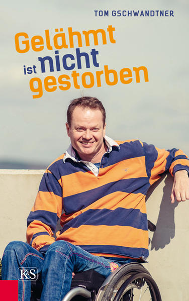 Neue Schuhe braucht Tom Gschwandtner nicht mehr - außer um Modetrends zu folgen. Im September 1995 bricht er sich, damals rastlose 26 Jahre alt, bei einem Autounfall den Hals. Der Wagen landet in einem Waldstück auf dem Dach und Tom auf der Intensivstation, dann in der Reha und schließlich im Rollstuhl. Doch er holt sich sein neues Leben. Schritt für Schritt, was schwierig ist, wenn man nicht gehen kann. Und irgendwann steht er plötzlich wieder Mitten im Leben, obwohl er sitzt. Ein Jahr nach dem Unfall heiratet er seine Freundin Gabi, die bei dem Unfall ebenfalls schwer verletzt wurde, nun aber wieder ganz gesund ist. Sie beziehen ihr neues, barrierefreies Haus, gründen eine Firma, bekommen zwei wundervolle Kinder und lachen und streiten so wie alle anderen Menschen auch. Sein Fazit: es ist ein gutes Leben. Trotz Rollstuhl. Von einer Nachahmung rät er dennoch dringend ab.