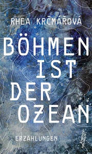 Das Wasser schlängelt sich durch die Orte Böhmens, als wären es Inseln. Mal tritt es über die Ufer, mal verschluckt es Land und Leute, eine Verbindungslinie, die hinter den Eisernen Vorhang führt, oder kuriose Urgewalt, die Leben und Tod bringt. Und es birgt Rusalkas, Wassermänner und Frühlingsgöttinnen, die Zeugen einer anderen Zeit sind, Vergangenes ans Tageslicht holen oder für immer in den Tiefen des Ozeans verschwinden lassen. Rhea Kr?má?ová erzählt in ihren Geschichten von den Spuren, die der Kommunismus hinterlassen hat. Emigration und Sprachverlust machen die Figuren zu Suchenden: nach der eigenen Herkunft, nach einem kleinen Stück Heimat. Dabei schafft sie eine Sprache, die wie das Wasser in ihren Geschichten als verbindendes Element durch die Geschichten fließt - von bezaubernder Musikalität und Vielstimmigkeit. "Ich bin elf oder zwölf, nach einem halben Leben werde ich an die Moldau zurückgespült, besuchsweise. Nichts hat sich verändert, an jeder Ecke Golems und Geister, überall glaube ich den vodník zu sehen."