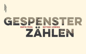 Etwas fehlt. Jemand ist gegangen. Zurück bleiben Phantomschmerzen. Auch seiner selbst ist sich der namenlose Erzähler nicht mehr sicher. Und weil er die Geister, die er heraufbeschworen hat, nicht so einfach wieder loswird, heißt er sie willkommen. Verlusterfahrungen, angeschlagene Beziehungen und brüchig gewordene Sicherheiten - nichts ist für ihn mehr tabu im Grenzgebiet zwischen Vergangenheit, Gegenwart und Zukunft. Was zuerst nur schemenhaft zu erahnen ist, nimmt allmählich Gestalt an … Martin Peichls Texte und Matthias Ledwinkas Fotografien sind Nachrufe auf Gefühle, Schilderungen von Zuständen, mit Menschen verbundene Hoffnungen und bilden einen Atlas der Verlassenschaften. Seite für Seite entfaltet sich eine emotionale Landkarte, die mal leichtfüßig, mal erdenschwer, aber immer sehnsüchtig durchschritten wird. „Das Unheimliche ist die Wiederkehr des Vertrauten in einer neuen Verkleidung. Jedes Laken verwandelt sich, wenn lange genug nicht gewaschen, in ein Gespenst.“