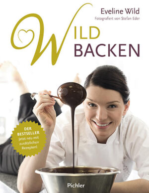 Backe mit Liebe! Das ist die Devise der mehrfach ausgezeichneten Bestsellerautorin, Fernsehköchin und Meisterpatissière Eveline Wild. Ihre Backrezepte sind längst Kult, ihre Begeisterung für feines Süßes vermittelt sie dem Publikum bei ihren TV-Auftritten im ORF („Schmeckt perfekt“). Mit wunderbaren Kreationen und opulenten Fotos lädt sie alle Backbegeisterten zum Ausprobieren und Genießen ein. Profitipps zu praktischen Arbeitsabläufen sowie QR-Codes, die zu kurzen Videos führen, erleichtern das Nachbacken von Kuchen, Torten, Tartes und anderen Gaumenfreuden. Feine Rezepte: Kletzentarte mit Rahmguss, Frankfurter Kranz auf Steirisch, Marille-Vanille-Wolke, Schneeballen mit Nougatespuma, Tiramisu mit karamellisiertem Milchschaum, Spritzgebäck mit „Gelinggarantie“ u. v. m.