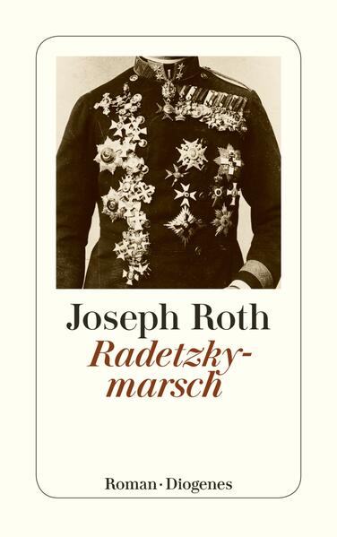 Sein Großvater hat dem Kaiser in der Schlacht bei Solferino das Leben gerettet. Sein Vater ist ein pflichtbewusster Beamter der k.u.k. Monarchie. Doch Carl Joseph von Trotta, Enkel des ›Helden von Solferino‹ und Offizier wider Willen, ist sensibel und zartbesaitet. Während die alten Gewissheiten zerbröckeln, sucht er Ablenkung von seiner Schwäche im Spiel, im Alkohol, bei den Frauen. Anhand von drei Generationen der Familie von Trotta schildert Joseph Roth Glanz und Verfall des Habsburgerreichs - mit diesem Roman über sein Lebensthema schuf Joseph Roth sein Meisterwerk.