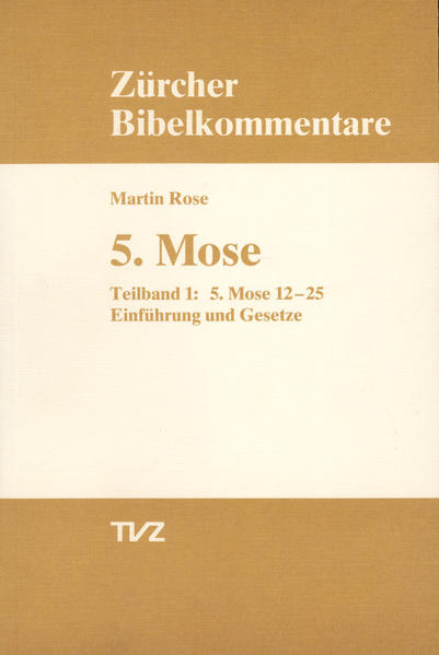 Gibt es noch christliche Bibelleserinnen und -leser, die das 5. Buch Mose von der ersten bis zur letzten Zeile gelesen haben? Mit großem Elan kann man vorn in der Bibel mit der Lektüre beginnen, flüssig kommt man durch die Urgeschichte, durch Erzväter-Geschichten und die schöne Joseph-Novelle, im 2. Buch Mose (Exodus) folgt man dem Volk Israel aus Ägypten an den Sinai. Dort allerdings bleibt Israel lange. So wird man es bei der Lektüre vorziehen, die Sinai-Gesetzgebung zu überspringen. Dann jedoch benötigt man einen geeigneten Neuanfang, und der bietet sich mit der Erzählung von der großartigen Eroberung Jerichos an. Das 5. Buch Mose (Deuteronomium) wird dabei übersprungen. Eine Ursache für die nicht sehr hohe Einschätzung des 5. Buches Mose mag darin liegen, daß vieles wie eine Wiederholung von längst Bekanntem (aus dem Buche Exodus) erscheint. Dabei ist es originell in seinem literarischen Stil, einem eindringlich mahnenden Predigtstil, der in jüngeren biblischen Büchern immer wieder kopiert wurde. Das 5. Mose-Buch ist Dokument einer jahrhundertelangen Überarbeitungsgeschichte, die in mancherlei Spannungen im Text sichtbar wird. Aus Achtung vor dem Überlieferten haben die Tradenten und Redaktoren die Brüche im Text nicht immer ausgeglichen. Dieser Umstand ermöglicht es der exegetischen Forschung, die Redaktionsgeschichte dieses Buches zu rekonstruieren und nachzuzeichnen. Dies geschieht in diesem Kommentar. Er ist also keine einlinige Auslegung des 5. Mose-Buches als der Abschiedsrede des Moses, was es dagegen zu entdecken gibt, ist eine lange Geschichte des Glaubens, der sich im alten Israel in vielen Umbrüchen und Krisen bewähren mußte.