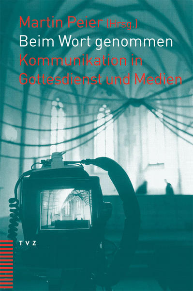 Die Kirchen der Reformation werden als Kirchen des Wortes bezeichnet. Nicht zu Unrecht, zumal Predigt, Gebet und Schriftlesung zusammen mit dem gesungenen Wort die tragenden Bestandteile des traditionellen reformierten Gottesdienstes sind. Darüber hinaus beteiligen sich auch die Reformierten an der ethischen Debatte und an der Diskussion gesellschaftlich relevanter Fragen. Sie bringen ihr Wort ein und werden beim Wort genommen. So sind Kirche und Kommunikation, Gottesdienst und öffentliches Gespräch eng miteinander verbunden. Diese Zusammenhänge beleuchtet das vorliegende Arbeitsbuch mit Reflexionen und Anleitungen zu Dramaturgie, Gestaltung und Raum der Liturgie, zu Kommunikation, Öffentlichkeitsarbeit und Sprache der Kirche, die Impulse geben für die Arbeit in Kirche und Medien. Mit Beiträgen von Edith Slembek, Alfred Ehrensperger, Hellmut K. Geissner, Ralph Kunz, Urs Meier, Christoph Müller, Martin Peier, David Plüss.