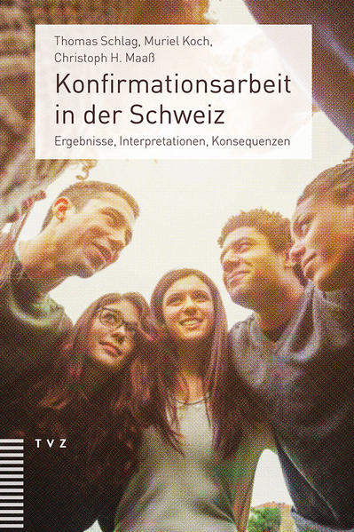 Im Rahmen einer europäischen Studie wurden 2012/2013 Jugendliche sowie hauptamtlich und freiwillig Mitarbeitende zur Konfirmationsarbeit befragt. Nun werden erstmals die empirischen Ergebnisse zu diesem Bildungsangebot der reformierten Kirchen in der Schweiz vorgelegt und dabei insbesondere die Erwartungen und religiösen Einstellungen der Jugendlichen und Mitarbeitenden am Anfang mit deren Erfahrungen und Zufriedenheit am Ende der Konfirmationszeit verglichen. Statistische Untersuchungen beleuchten Aspekte wie Teilnahmemotive, Themeninteressen, Glaubensfragen, Gottesdienstpraxis, die Bereitschaft zum Engagement oder auch Teamarbeit und Methodenauswahl. Aus den einzelnen Kantonen werden Ergebnisse und deren rechtliche Grundlagen präsentiert und so regionale und kantonalkirchliche Spezifika hervorgehoben. Die Autoren und die Autorin ziehen-auch auf der Grundlage des europäischen Vergleichs-theologische und religionspädagogische Folgerungen für die zukünftige Gestaltung der Konfirmationsarbeit, für den Zusammenhang zur kirchlichen Jugendarbeit wie auch für die Aus- und Weiterbildung.