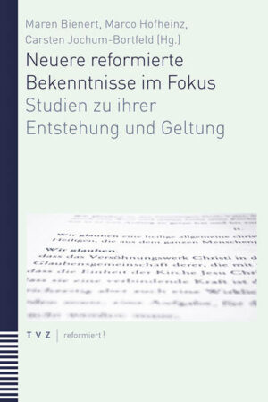 Reformierte Bekenntnisschriften sind theologische Quellen besonderer Art. Das gilt insbesondere für die Vielzahl an Bekenntnissen der Gegenwart. Sie zeichnen sich durch ihr Selbstverständnis aus, Auslegung und Konfession des Glaubens in einer bestimmten Situation zu sein. Diese Situa­tion ist konstitutiv für die jeweilige Darlegung des Geglaubten. Die Standortbedingtheit religiöser Rede sowie das Wissen darum sind den Bekenntnistexten inhärent. Sie stehen Vorstellungen von universell gültiger Wahrheit immer schon vermittlungsbedürftig gegenüber. Die Autorinnen und Autoren widmen sich diesem spannungsvollen Verhältnis von Normativität und Standortbedingtheit. Der Band vereinigt in sich Studien zu aktuellen Fragen der Hermeneutik reformierter Bekenntnisse sowie Fallstudien zu einzelnen Bekenntnistexten.