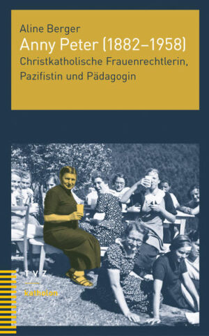 Während fast 30 Jahren gestaltete Anny Peter (1882-1958) als Präsidentin des Verbands Christkatholischer Frauenvereine die Christkatholische Kirche der Schweiz mit. Die religiöse Sozialistin aus dem Umfeld von Clara und Leonhard Ragaz kämpfte als Lehrerin für bessere Bildungschancen und Perspektiven der Bally-Fabrikarbeiterkinder und Solothurner Mädchen und Frauen. Sie betonte Jahrzehnte vor der Einführung des Frauenstimmrechts die Pflichten und Potenziale der Frauen, insbesondere der Mütter, beim Aufbau ein­e­r neuen, friedlichen und gerechten Gesellschaft. Aline Berger ordnet Peters Leben und Wirken in einen grösseren historischen Kontext ein. Sie zeigt auf, wie die Bestrebungen der bürgerlichen Frauenbewegung von vor 1968 bis heute nachwirken und die Schweizer Familienpolitik mitprägen-und teils kontraproduktiv sind für aktuelle Forderungen. Gerade diese Spannung machen die Biografie von Anny Peter und ihre Vorträge zu einer inspirierenden und erfrischenden Lektüre.