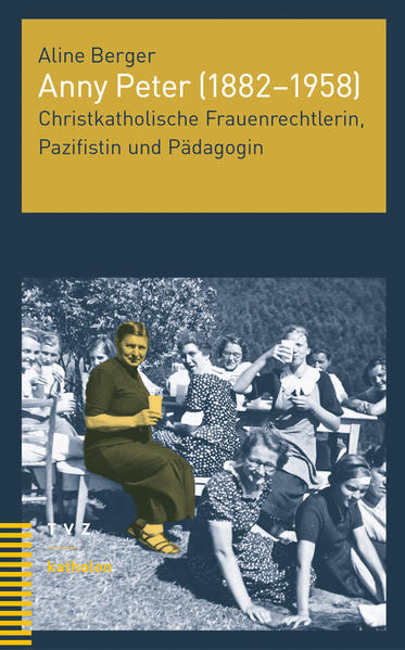 Während fast 30 Jahren gestaltete Anny Peter (1882-1958) als Präsidentin des Verbands Christkatholischer Frauenvereine die Christkatholische Kirche der Schweiz mit. Die religiöse Sozialistin aus dem Umfeld von Clara und Leonhard Ragaz kämpfte als Lehrerin für bessere Bildungschancen und Perspektiven der Bally-Fabrikarbeiterkinder und Solothurner Mädchen und Frauen. Sie betonte Jahrzehnte vor der Einführung des Frauenstimmrechts die Pflichten und Potenziale der Frauen, insbesondere der Mütter, beim Aufbau ein­e­r neuen, friedlichen und gerechten Gesellschaft. Aline Berger ordnet Peters Leben und Wirken in einen grösseren historischen Kontext ein. Sie zeigt auf, wie die Bestrebungen der bürgerlichen Frauenbewegung von vor 1968 bis heute nachwirken und die Schweizer Familienpolitik mitprägen-und teils kontraproduktiv sind für aktuelle Forderungen. Gerade diese Spannung machen die Biografie von Anny Peter und ihre Vorträge zu einer inspirierenden und erfrischenden Lektüre.